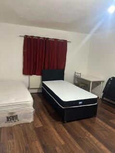 All inclusive master room to let on Hewett Road ,