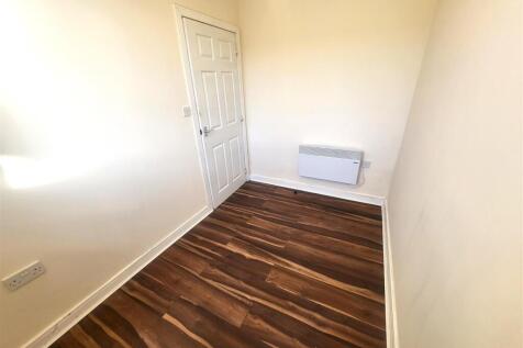 Bedroom 1 pic 2
