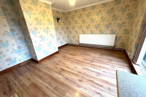 Dining Room/ Kitchen Pic 1