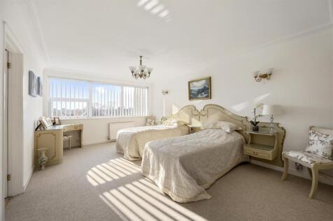 Grand Avenue, Wellington Court 12-019.JPG