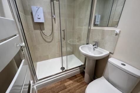 Flat 3, the engine shower room  (1).jpg