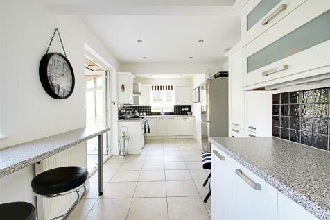 Kitchen 2.jpg