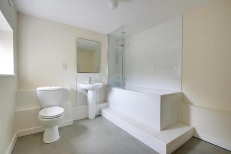 Flat 1 bathroom