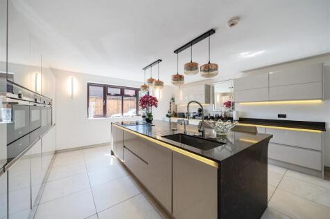 Kitchen (Main).jpg