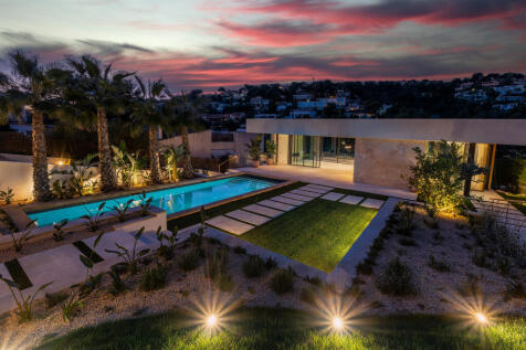 Claire Martin Lluna 23-57 fake sky.jpg