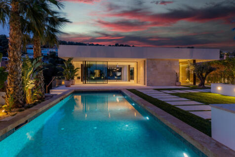 Claire Martin Lluna 23-55 fake sky.jpg