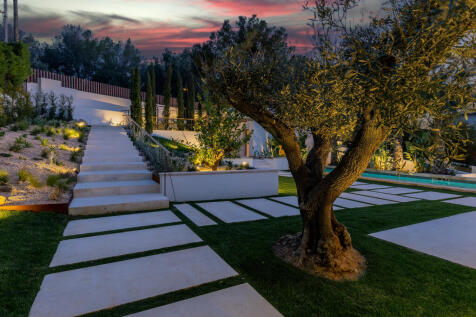 Claire Martin Lluna 23-52 new sky.jpg