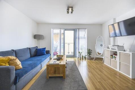 Queen Mary Avenue, E18