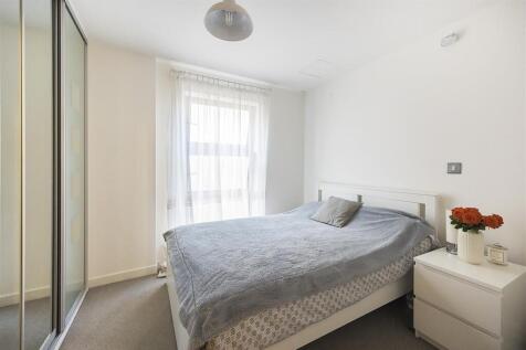 Queen Mary Avenue, E18