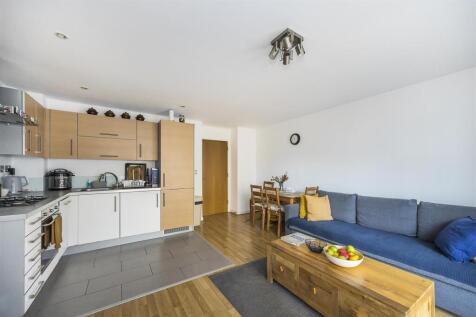 Queen Mary Avenue, E18