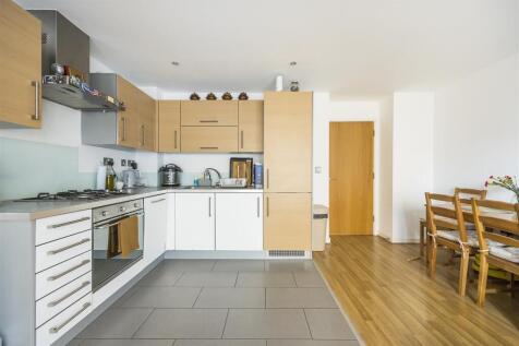 Queen Mary Avenue, E18