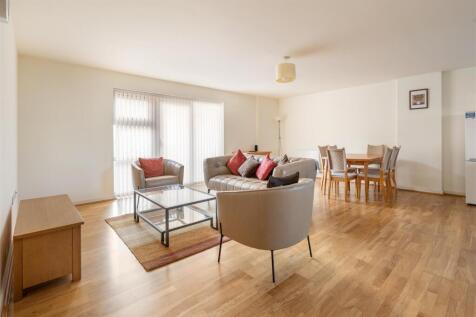 Queen Mary Avenue, E18