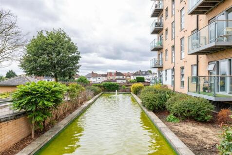 Queen Mary Avenue, E18