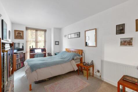 Flat 2 83-85 Barrowgate Road Ph10.jpg