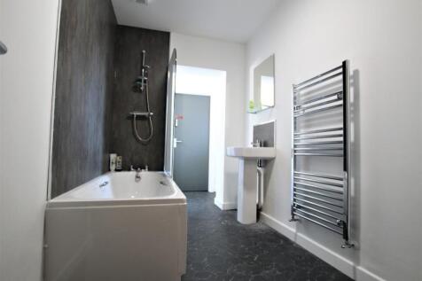 Flat 1 Shared Bath.JPG