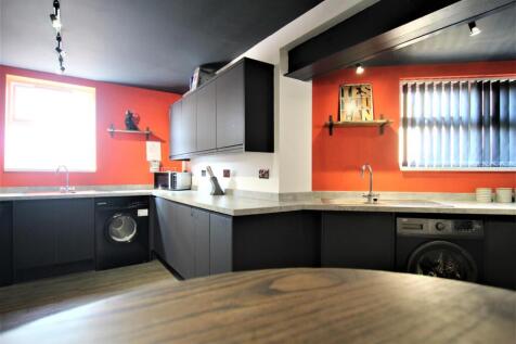 flat 1 kitchen2.JPG