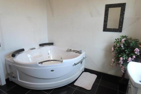 SPACIOUS FAMILY BATHROOM