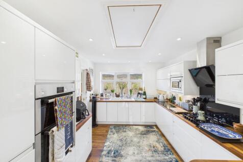 CAM04201G0-PR0057-STILL044