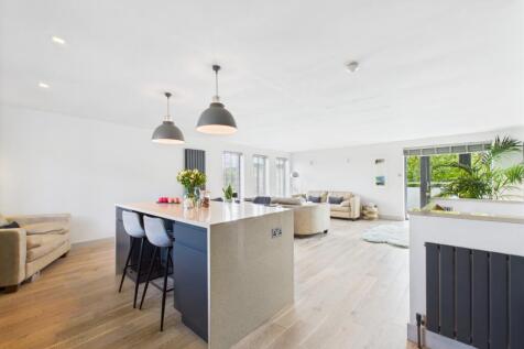 CAM04201G0-PR0088-STILL028