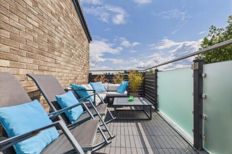 CAM04201G0-PR0088-STILL035