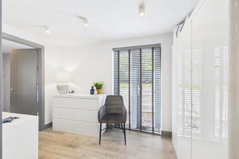 CAM04201G0-PR0088-STILL008