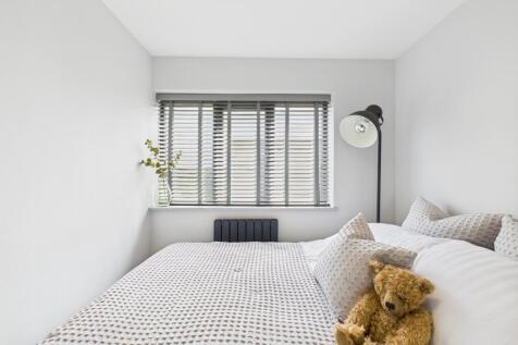 CAM04201G0-PR0088-STILL014