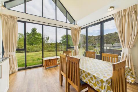 CAM04201G0-PR0101-STILL015