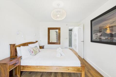 CAM04201G0-PR0101-STILL017