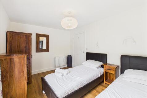 CAM04201G0-PR0101-STILL026