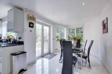 Open Plan Fitted Kitchen Dining Room