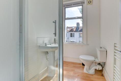 91 Hythe Road Bathroom 1