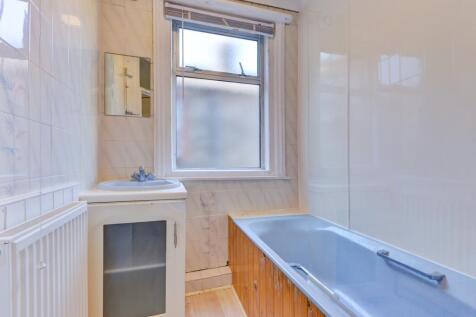 91 Hythe Road Bathroom 2