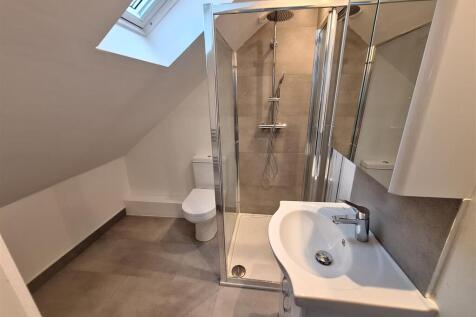 Room 5 ensuite.jpg
