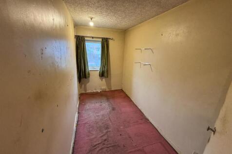 Front small bedroom 1.jpeg