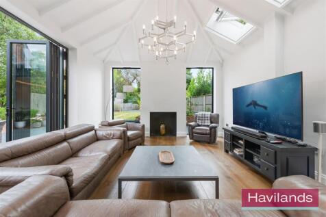 Eversley Crescent-14.jpg