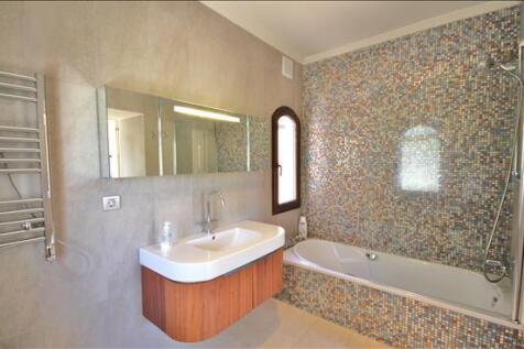 Apartment 2 Bathroom
