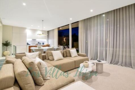 Spacious open livingroom