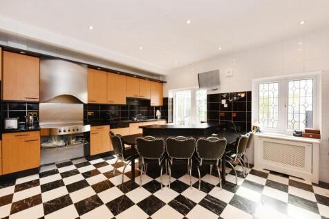 Beachcroft 18r Manor House Drive (5).JPG