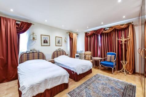 Beachcroft 18r Manor House Drive (15).JPG