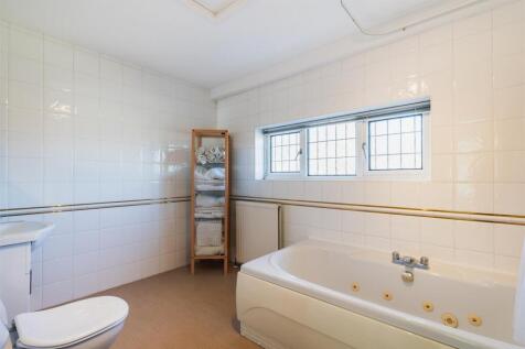 Master En-Suite Bathroom