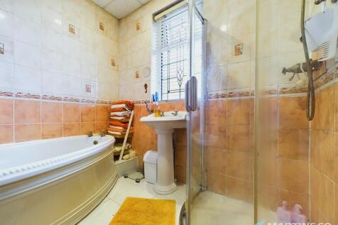 Bathroom (b)