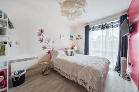 1372831-5-6904aba...