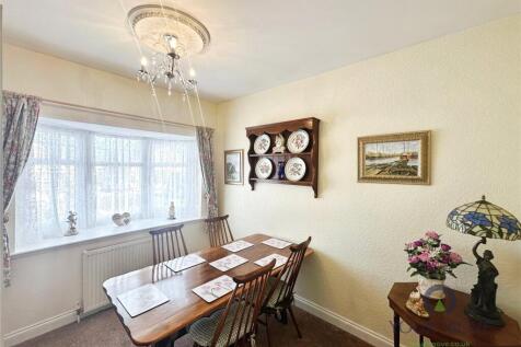 Dining Room/Bed 3