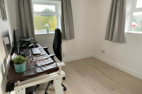 Bedroom/ Study