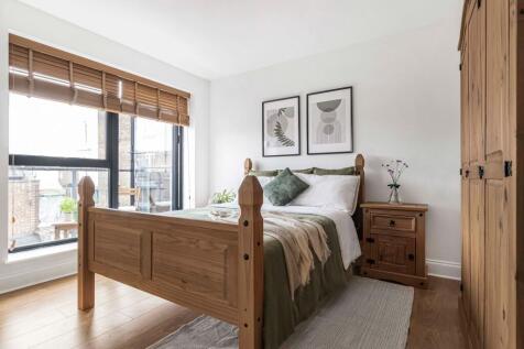 Main bedroom &amp; balcony