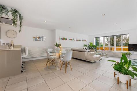 Stunning Open-Plan Breakfast Kitchen/Dining/Living