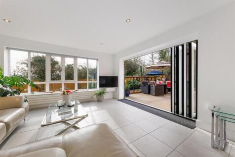 Stunning Open-Plan Breakfast Kitchen/Dining/Living