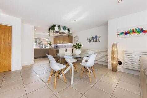 Stunning Open-Plan Breakfast Kitchen/Dining/Living