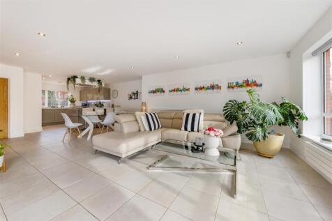 Stunning Open-Plan Breakfast Kitchen/Dining/Living