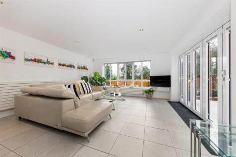 Stunning Open-Plan Breakfast Kitchen/Dining/Living